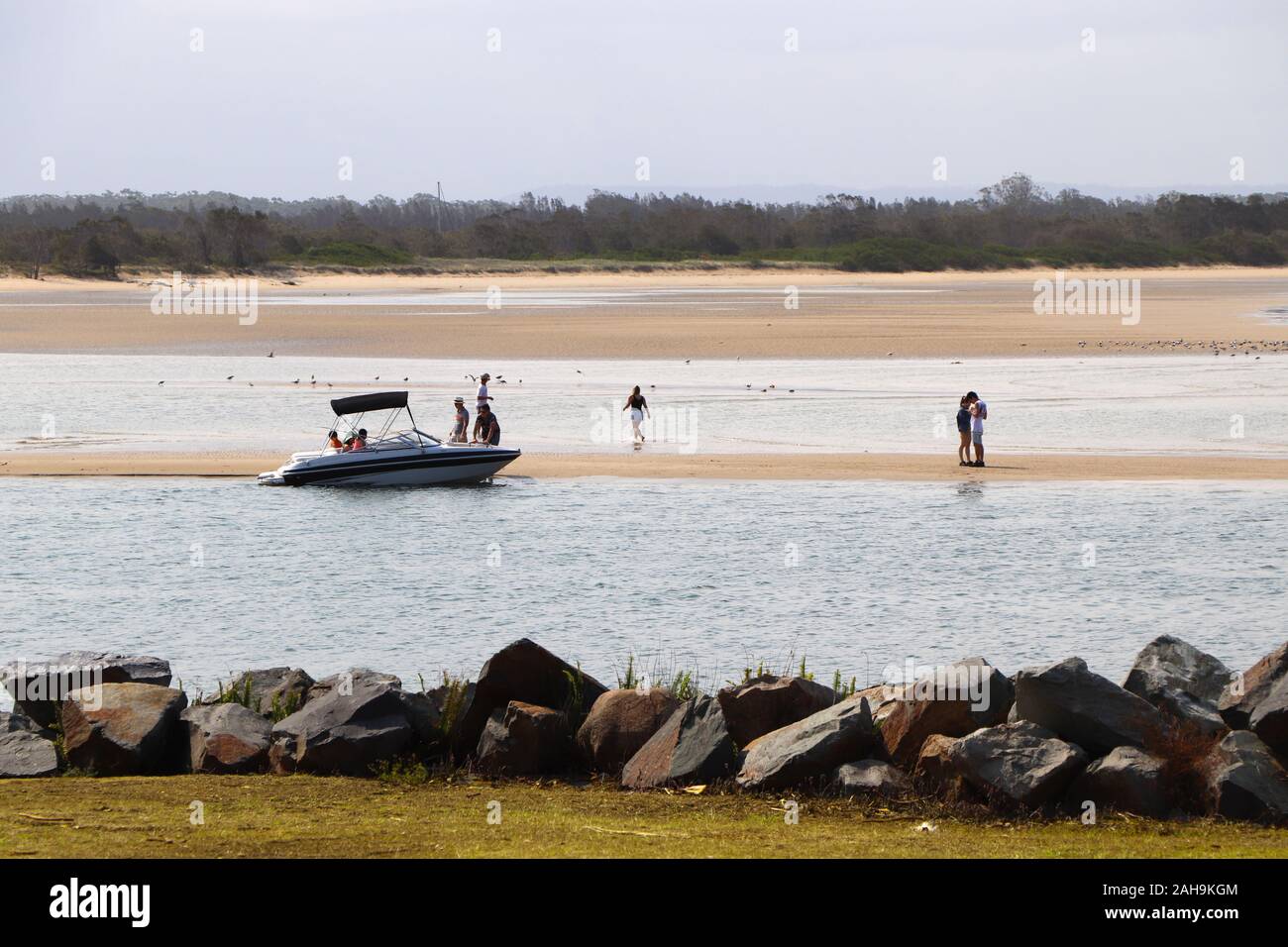 Barco de motor varados en banco de arena durante la marea baja Foto de stock