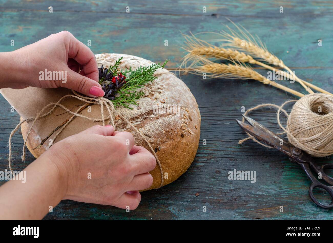 La mujer es envolver su pan de trigo entero. Foto de stock