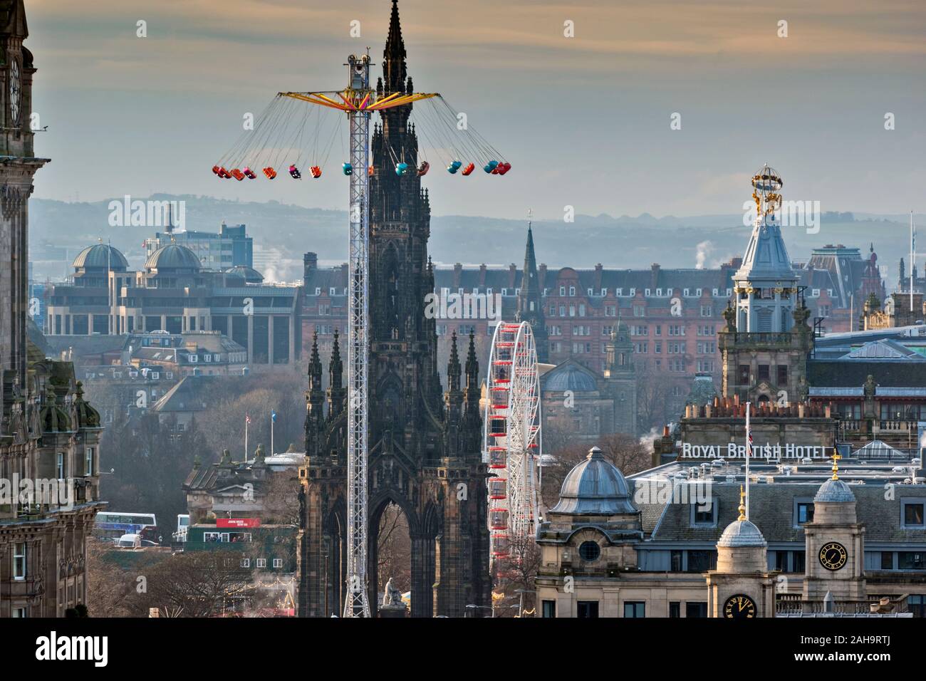 Edimburgo, Escocia el alto vuelo columpios o carrusel con rueda grande  junto al Monumento a Scott en Princes Street Fotografía de stock - Alamy