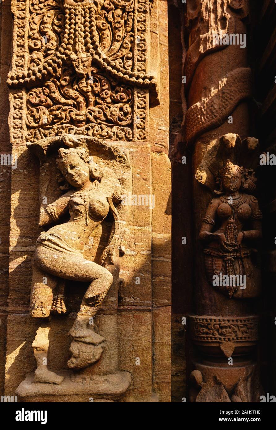 Tallado ornamentado y desteñido de una figurilla en las paredes del antiguo templo Mukteshwar del siglo X en la ciudad de Bhubaneshwar en Orissa, India. Foto de stock