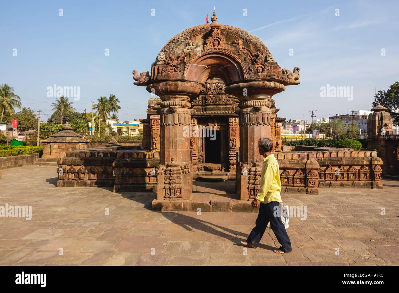 Bhubaneshwar, Orissa, India - Febrero de 2018: El arco bellamente decorado y ornamentado que Marca la entrada al antiguo Muktesvara del siglo XI Foto de stock