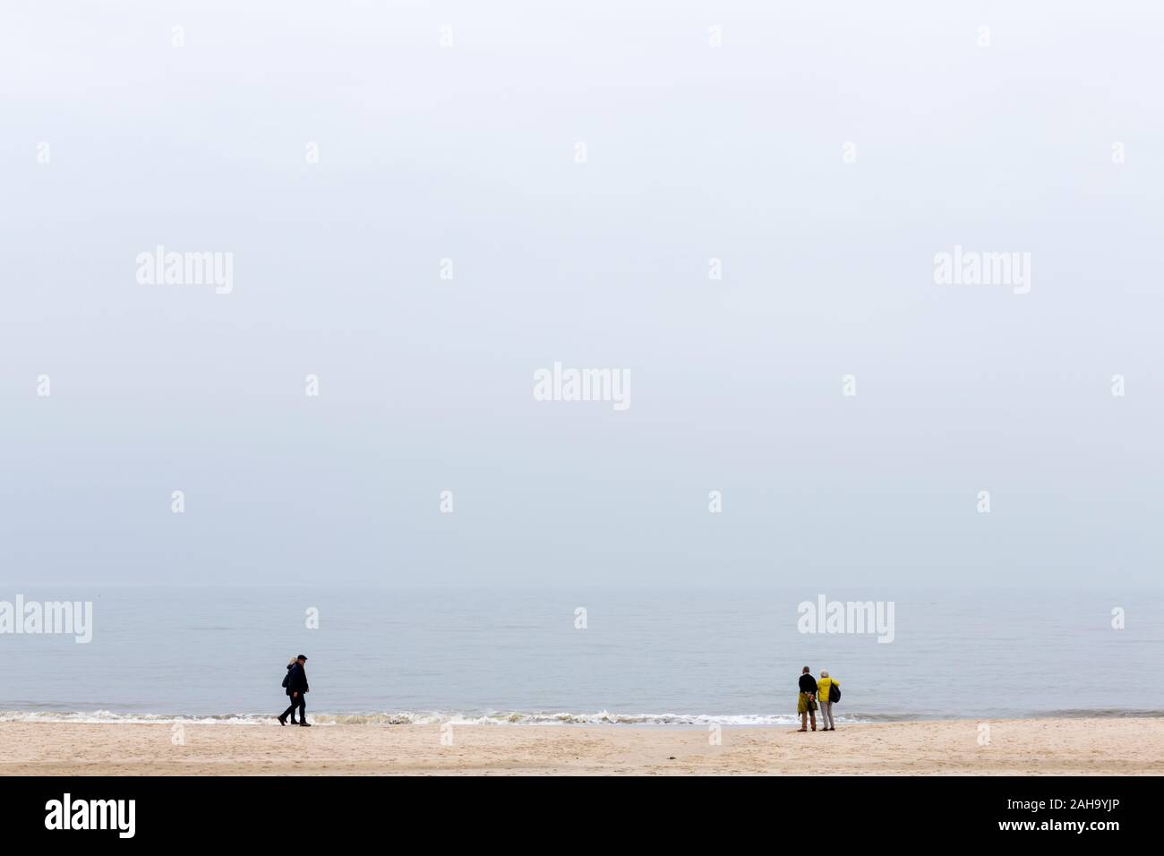 Strand, Spaziergaenger, Meer, Nebel, Wenningstedt, Sylt Foto de stock