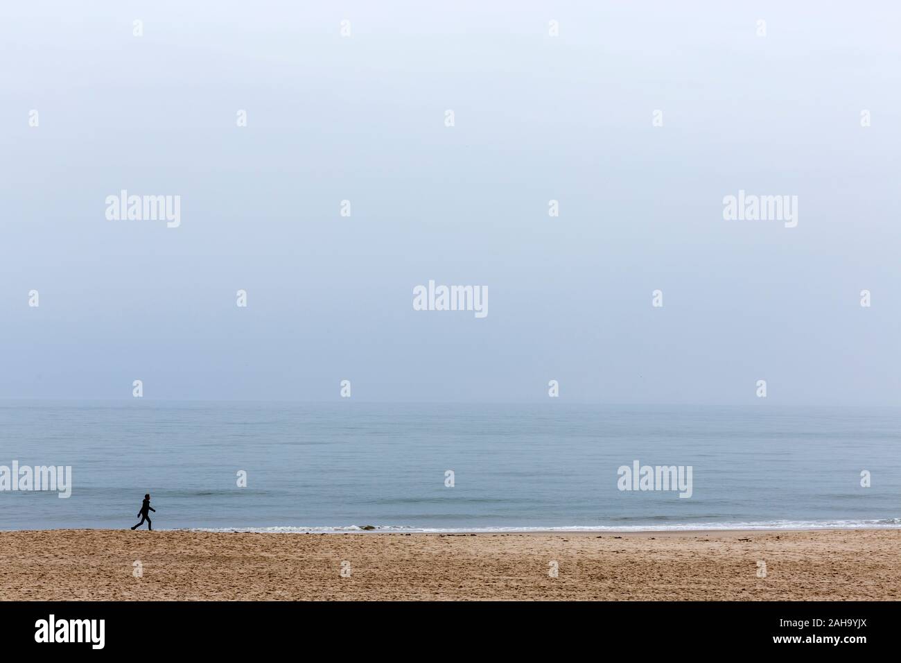 Strand, Spaziergaenger, Meer, Nebel, Wenningstedt, Sylt Foto de stock