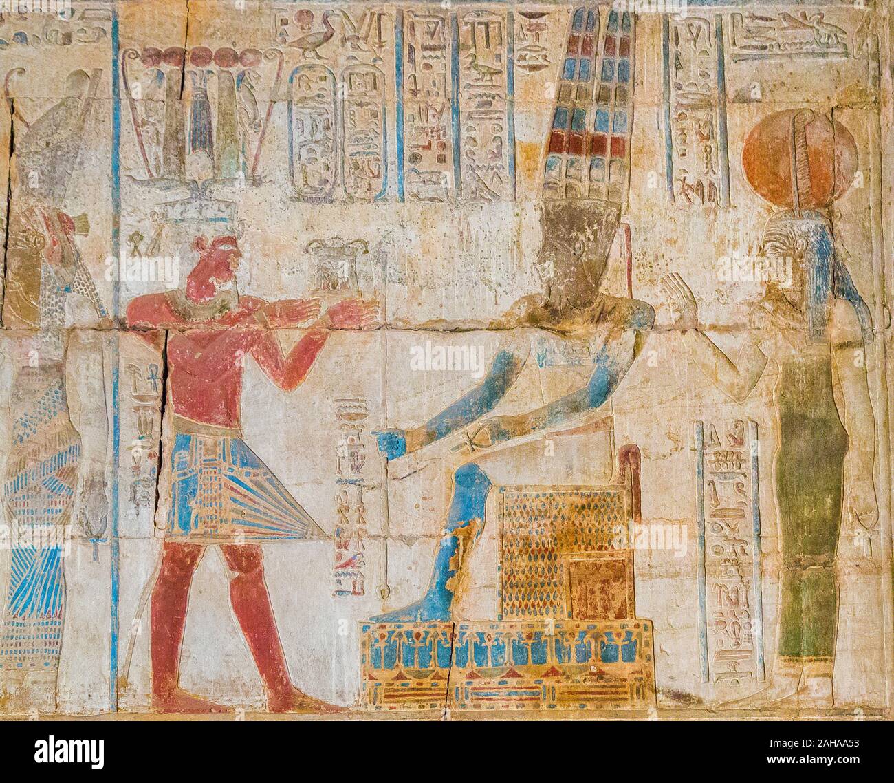 De Tebas en Egipto, sitio de Karnak, templo ptolemaico de Opet. El rey, llevaba una corona hemhem almidonada y un taparrabos, ofrece un pectoral a Dios Amun. Foto de stock