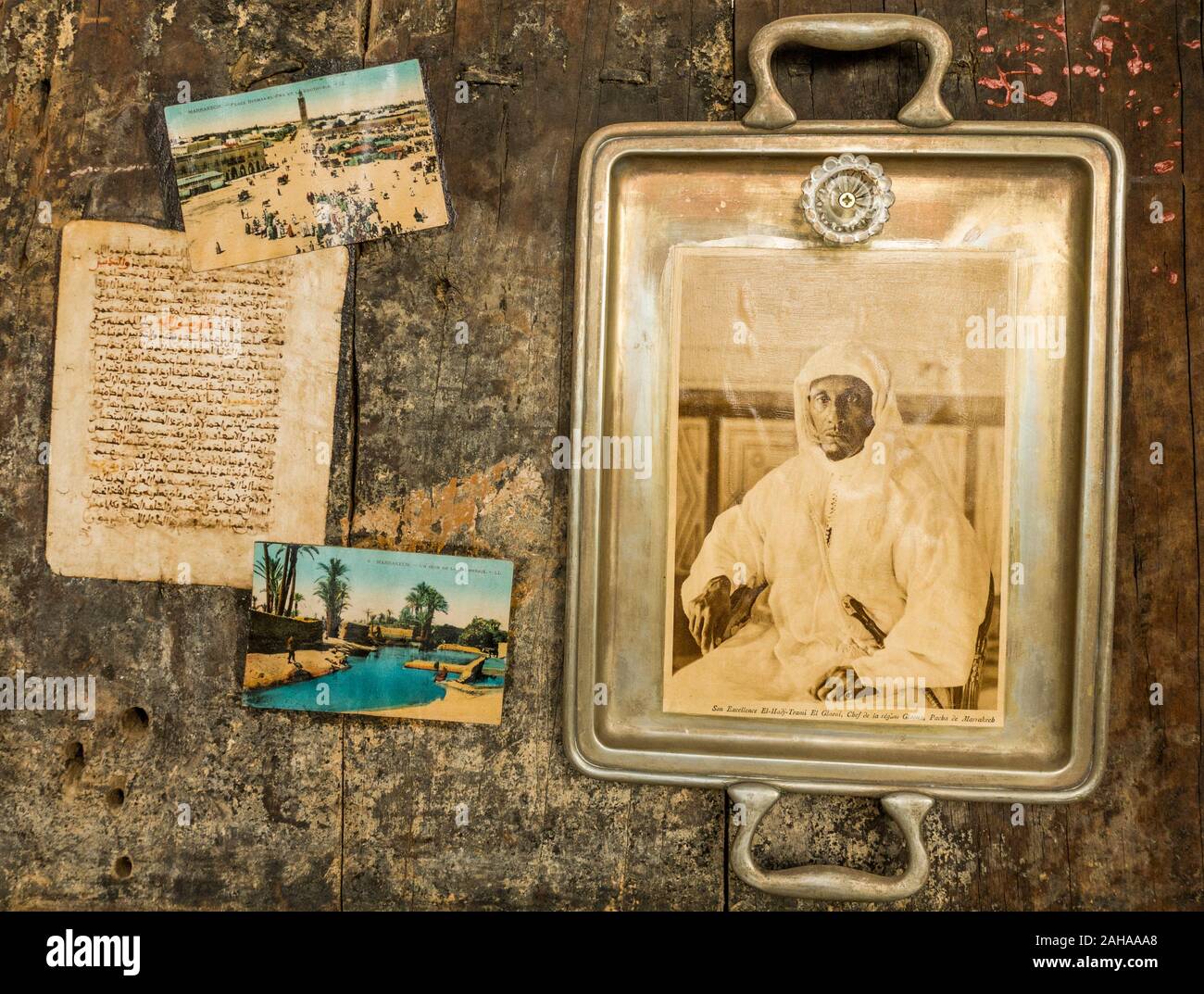 Fotos y postales vintage en un Riad, decoración de estilo oriental, Marrakech, Marruecos. Foto de stock