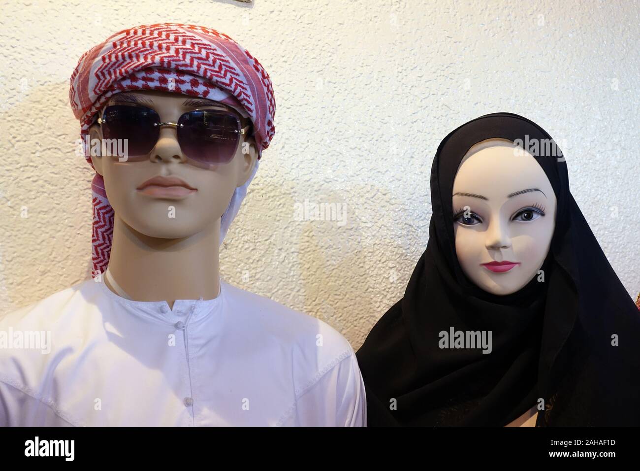 26.03.2018, Dubai, Dubai, Emiratos Árabes Unidos - maniquíes en ropa tradicional árabe. 00S180326D163CAROEX.JPG [modelo de liberación: no aplicable, PR Foto de stock