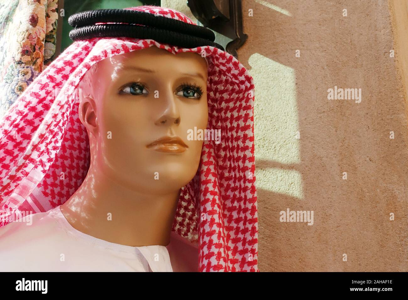 26.03.2018, Dubai, Dubai, Emiratos Árabes Unidos - Macho maniqui en ropa tradicional árabe. 00S180326D155CAROEX.JPG [modelo de liberación: no aplicable Foto de stock