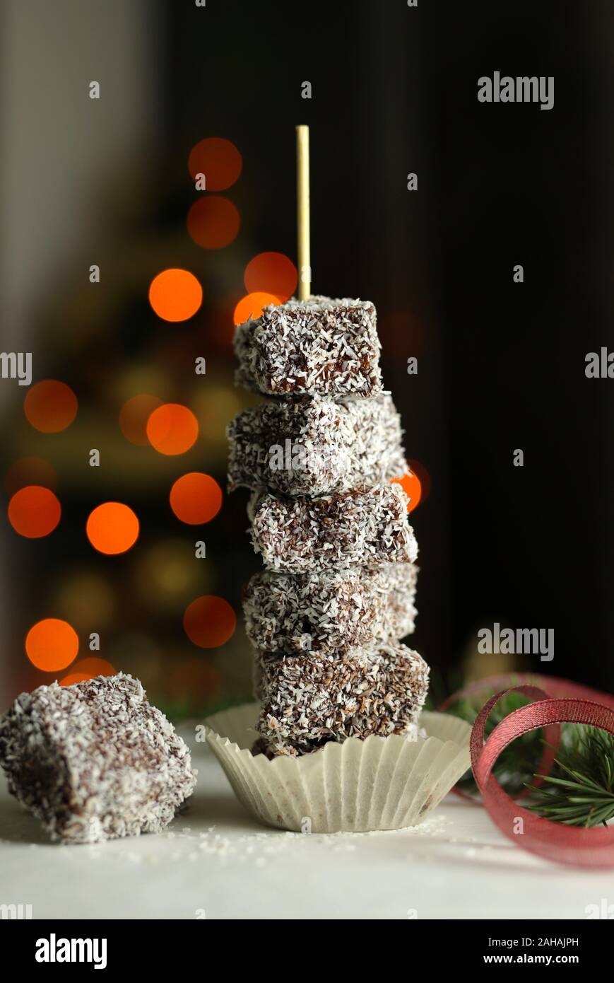 Pastel australiano tradicional. Pastel australiano de Lamington con chocolate y coco. Fondo de Navidad. Foto de stock