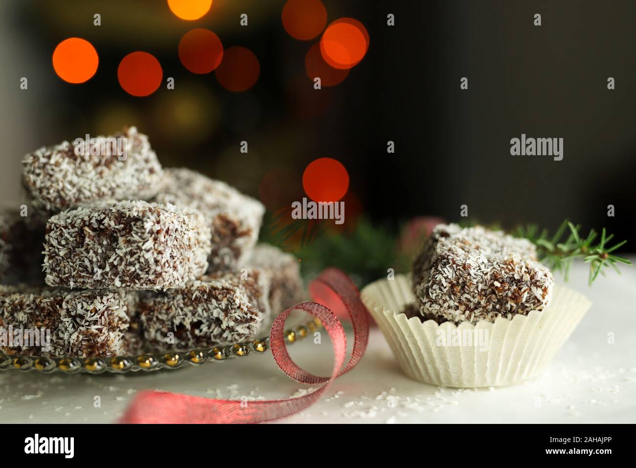 Tarta tradicional de Australia. Lamington australiano pastel de chocolate y coco. Fondo de Navidad. Foto de stock