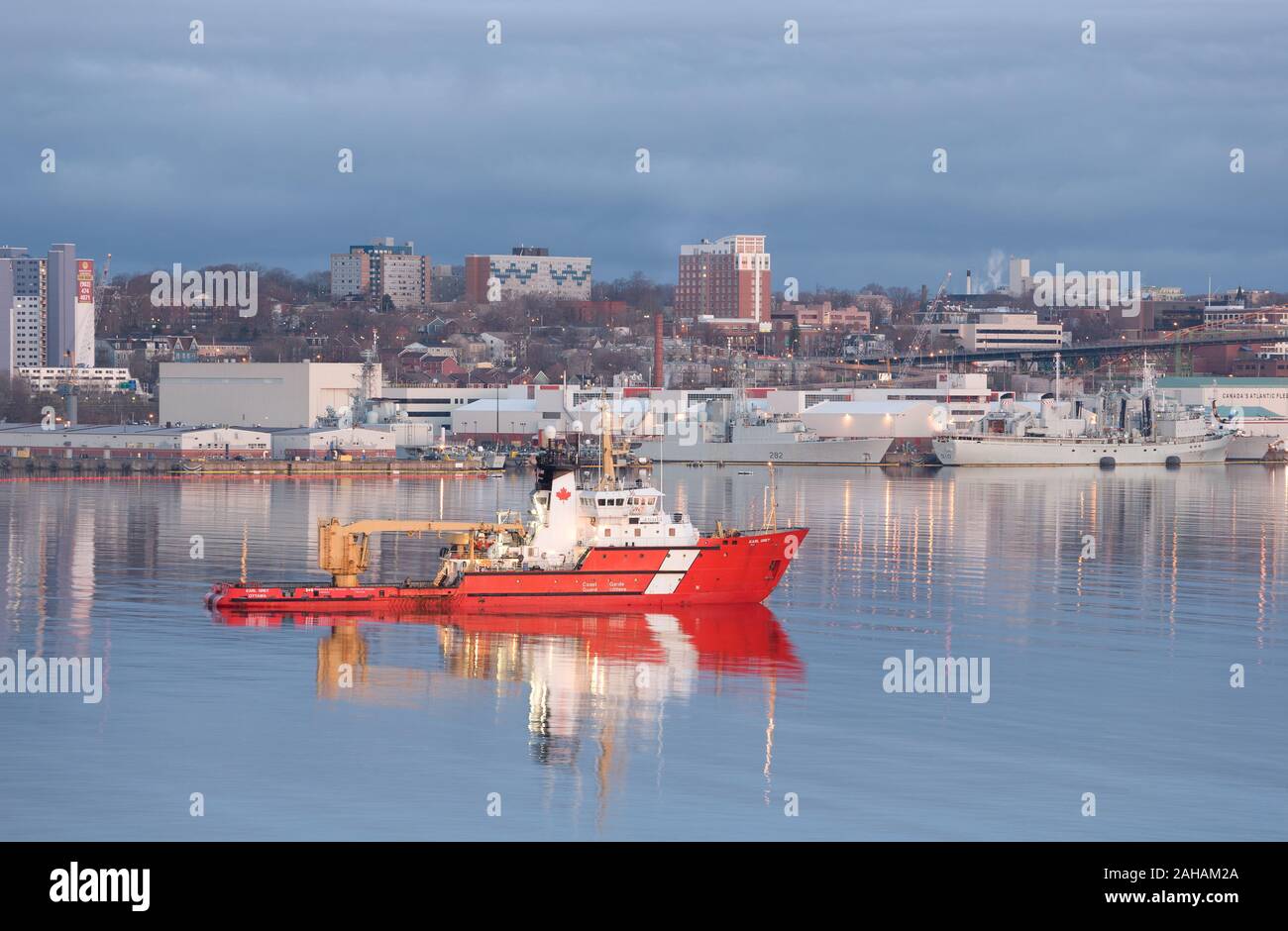 Halifax, Canadá - 09 de mayo de 2014: CCGS Earl Grey en el puerto de Halifax. El Earl Grey es un Canadian Coast Guard luz boya de barco rompehielos y licitación. Foto de stock