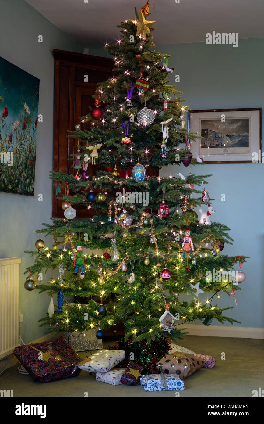Un árbol de Navidad decorado tradicionalmente en 2019 en el Reino Unido  Fotografía de stock - Alamy