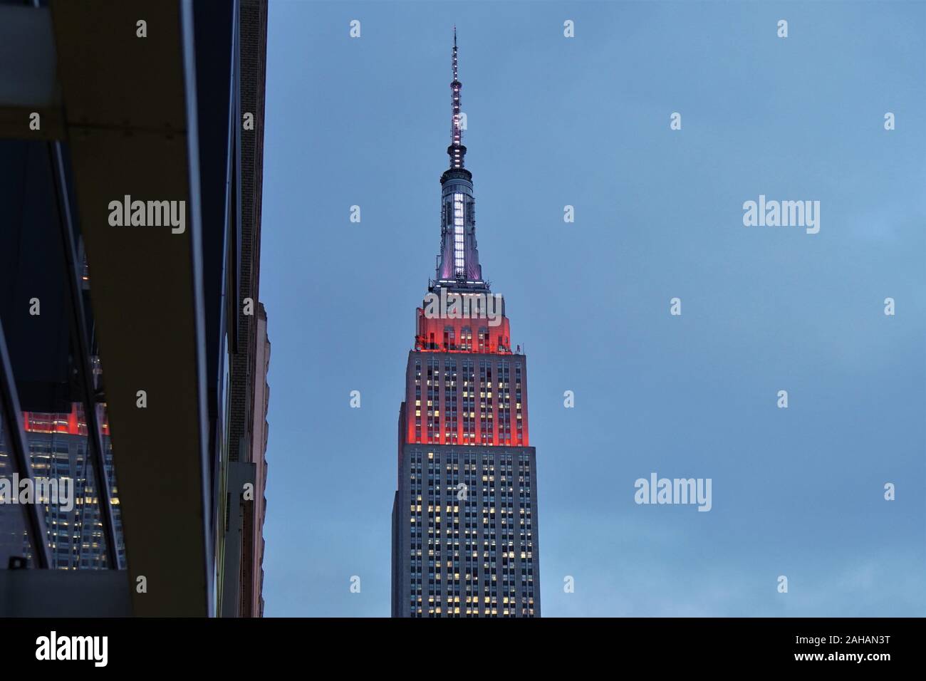 El Empire State Building se ilumina en colores festivos como la temporada de vacaciones de 2019 enfoques Foto de stock
