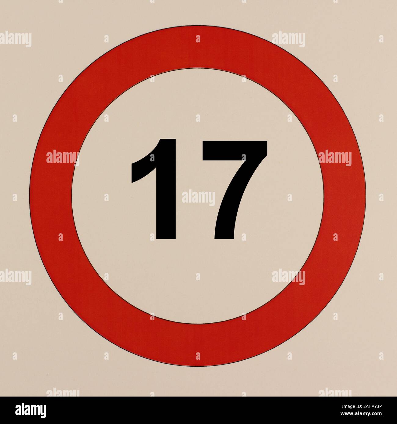 Ilustración der Zahlé 17 in einem Straßenverkehrsschild Fotografía de