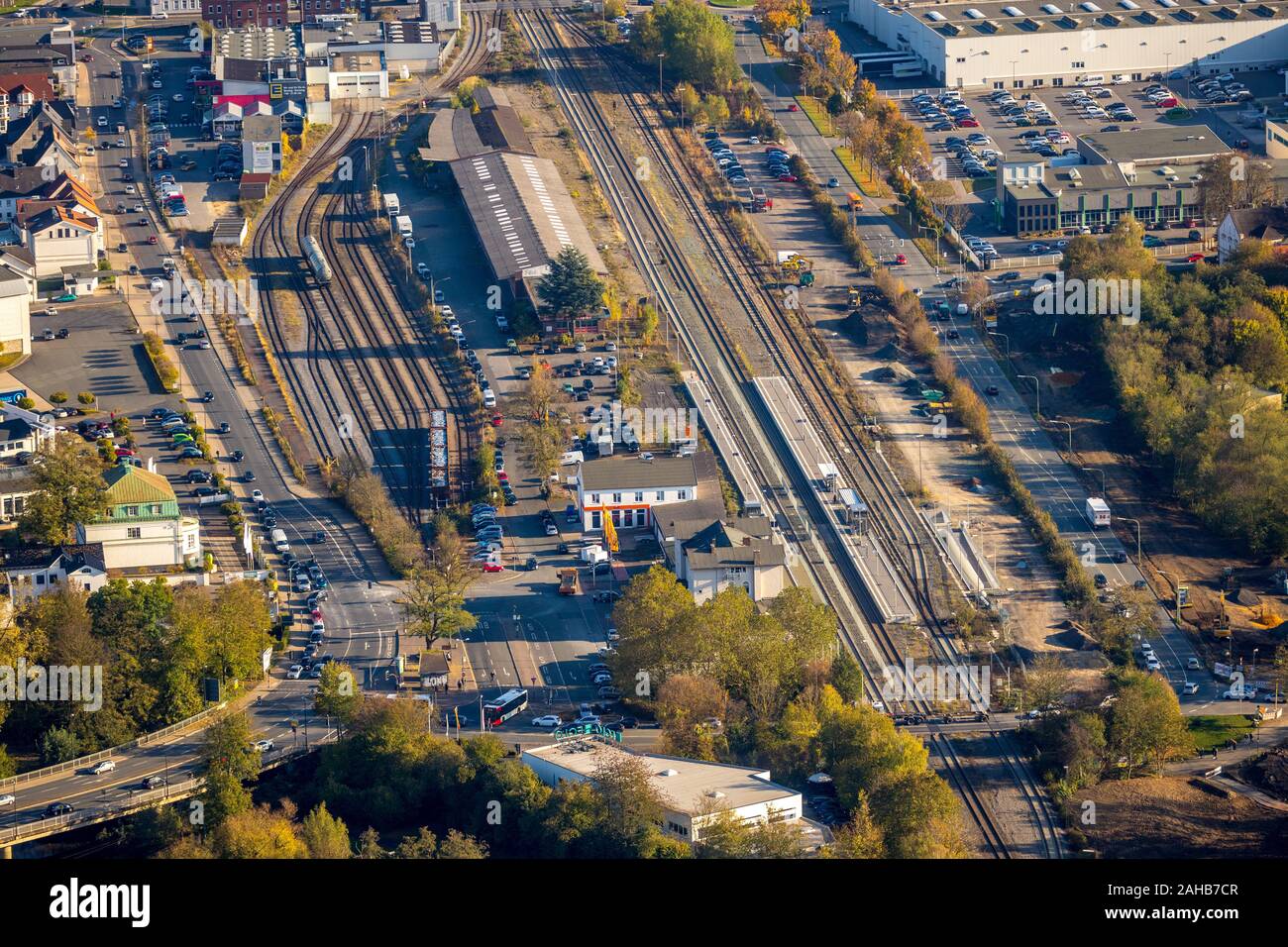 Foto aérea, Neheim-Hüsten estación, Arnsberg, Sauerland, Renania del Norte-Westfalia, Alemania, vías de ferrocarril, la estación de trenes, estación explanada, Bahnhoftsraße, Foto de stock