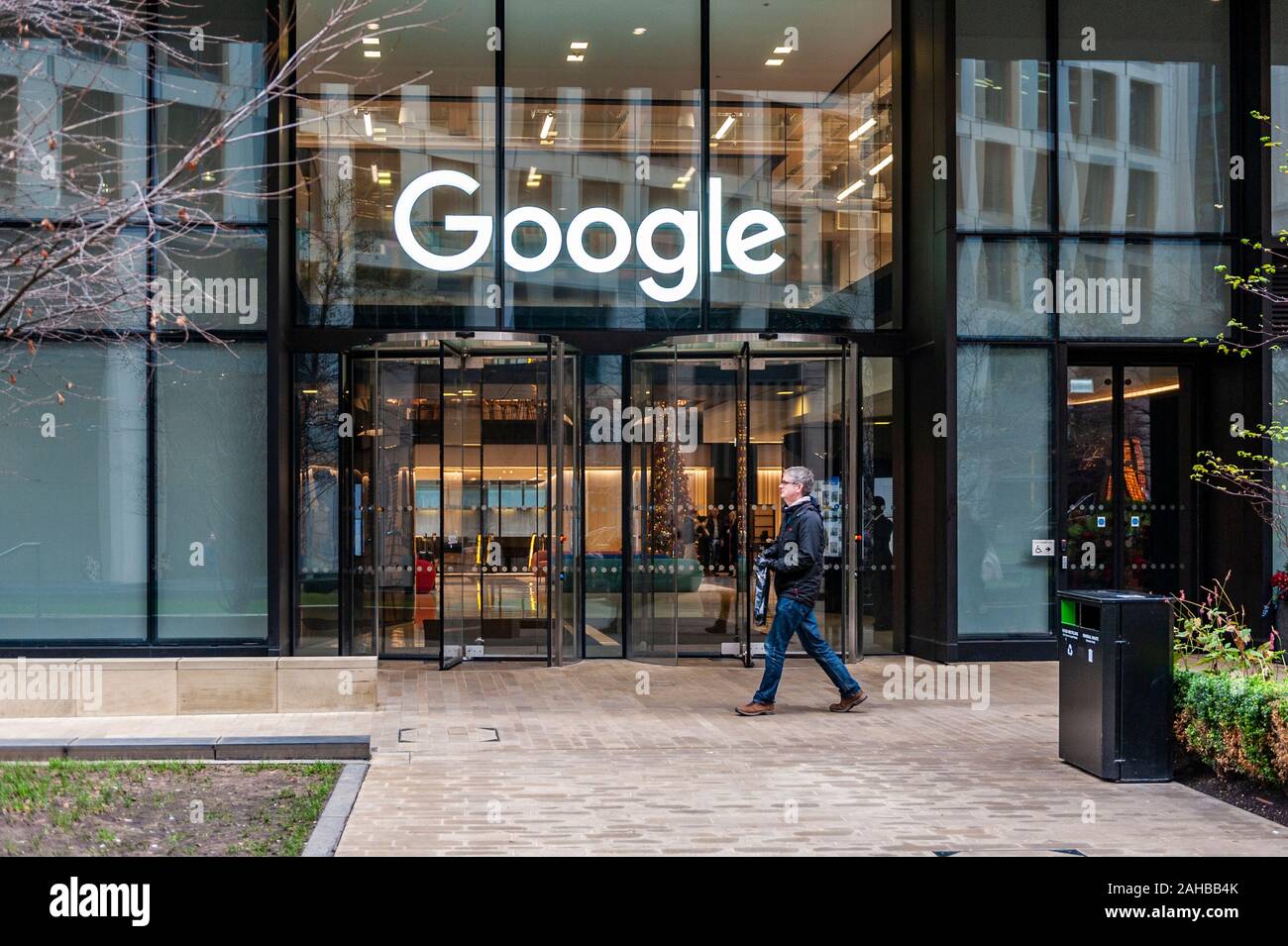 El hombre camina pasado Google UK sede en St. Pancras Square, Londres, Reino Unido. Foto de stock