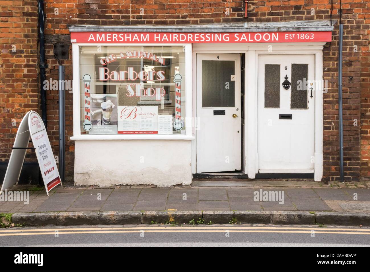 Amersham, Inglaterra - 22 de agosto de 2019: Viejo estableció un salón de peluquería. El casco antiguo de la ciudad se remonta a tiempos anglosajones. Foto de stock