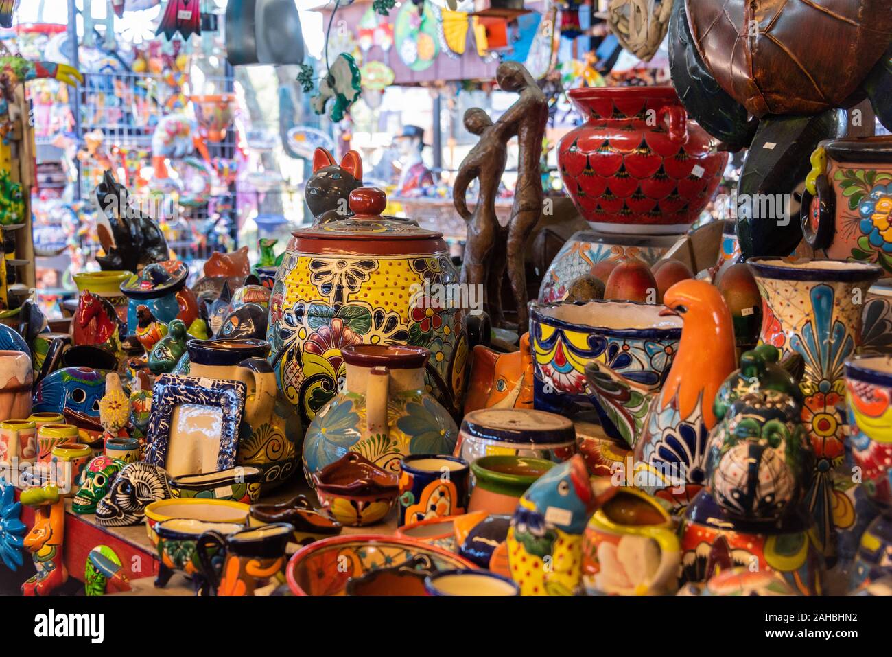 Talavera colorida cerámica mexicana en Barberville Carretera Arte Astillero Emporium en Pierson, Florida. (Ee.Uu.) Foto de stock