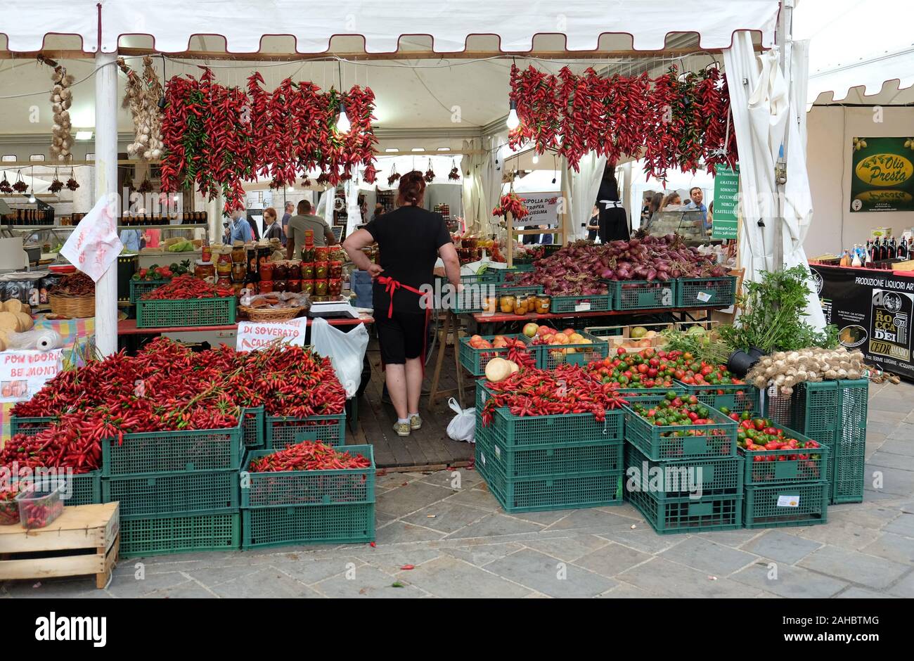 RIETI, Italia, septiembre de 2018. Venta de pimiento en el mercado con ocasión del tradicional festival de chili Foto de stock