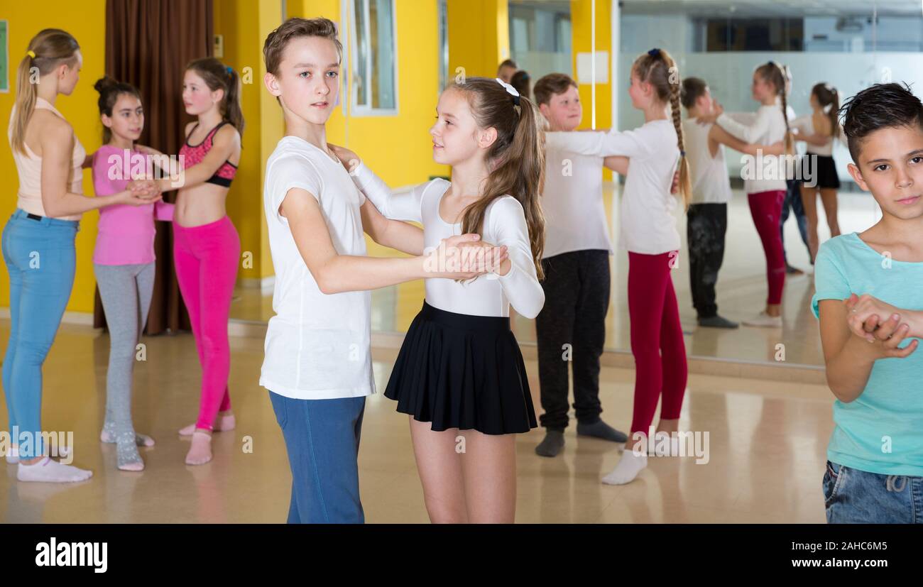 Los niños bailando juntos lento bailes de salón en pares en coreografía  clase con entrenador femenino Fotografía de stock - Alamy
