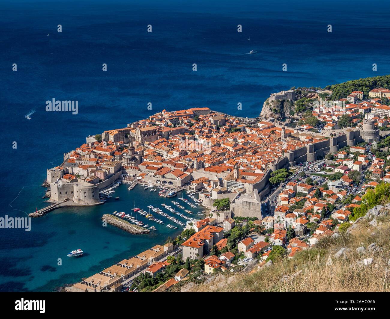 Vista aérea de Dubrovnik y sus paredes Dubrovnik, Croacia, el 20 de septiembre, 2019 Foto de stock