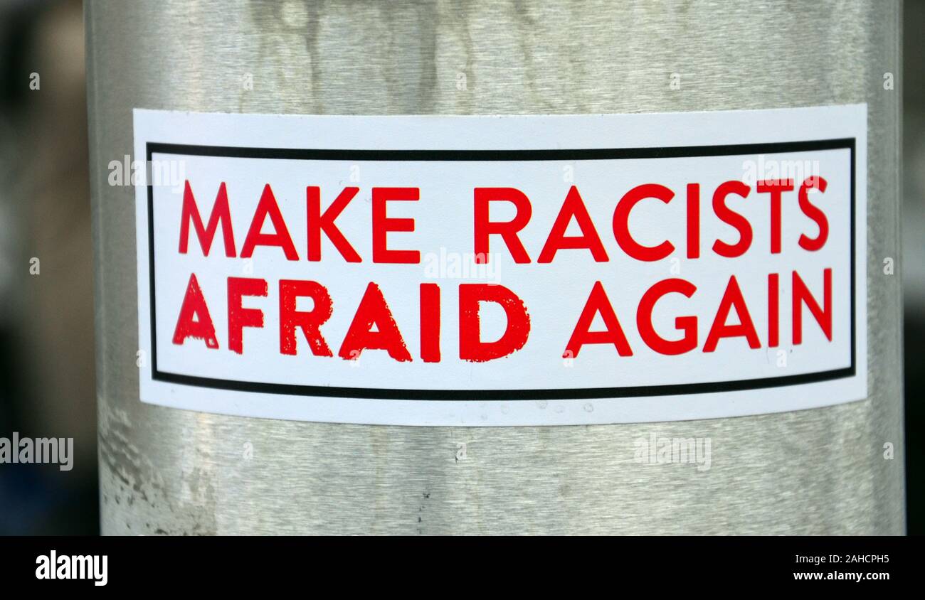 Una pegatina diciendo 'make racistas miedo de nuevo" en un poste de metal en una calle en Manchester, Reino Unido Foto de stock