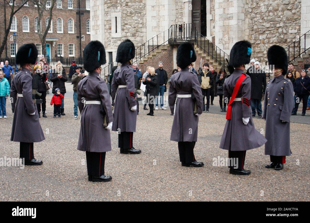 Cambio de guardia - Guardias en traje de invierno abrigos gris Foto de stock