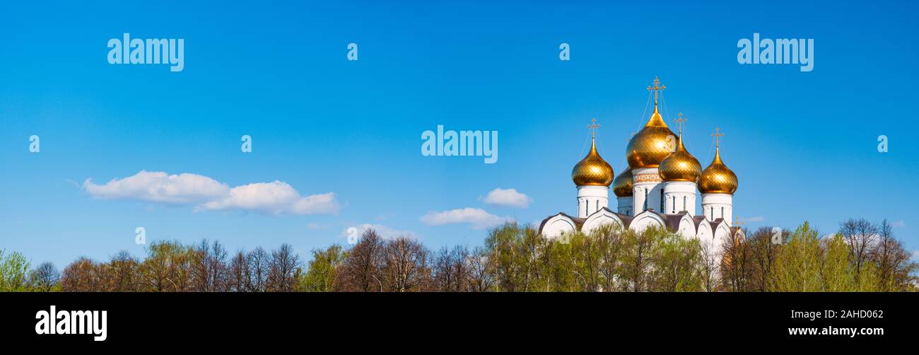 Antigua iglesia en Yaroslavl, Rusia, Europa. Foto panoramica con azul cielo nublado en segundo plano. Los viajes y la religión. Foto de stock