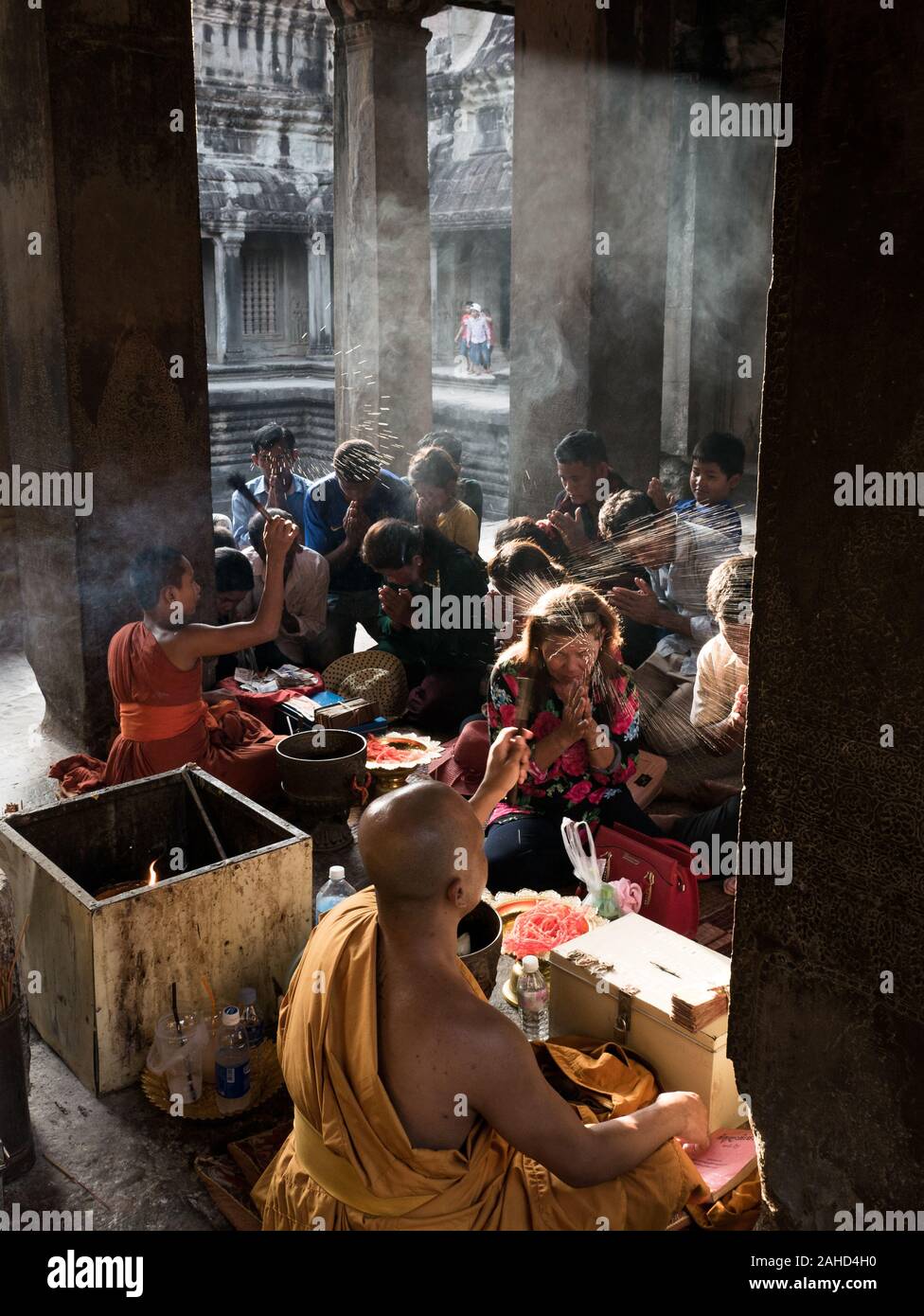 Imagen de la ceremonia de bendición del monje budista con salpicaduras de agua bendita del creyente Visak Bochea cabezas en el día del nacimiento (Budda), Angkor Wat, Camboya Foto de stock