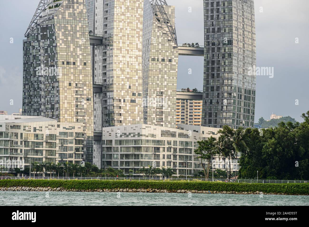 'Reflexiones en Keppel Bay', urbanización de lujo, diseñado por Daniel Libeskind, edificios de gran altura en la Marina de la isla de Sentosa, el pecado Foto de stock