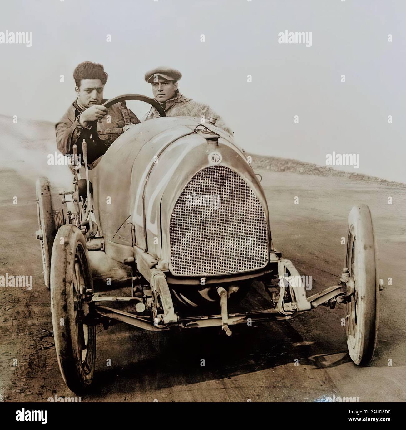 Enzo Ferrari en su primera carrera como conductor profesional para C.M.N. (Costruzioni Meccaniche Nazionali), Parma-Poggio di Berceto hillclimb raza, 1919. Acabó cuarto Foto de stock