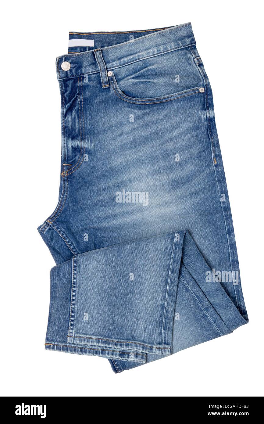 Los hombres jeans aislados. Plegar la moda masculina elegante pantalones  vaqueros azul aislado sobre un fondo blanco. Los pantalones de mezclilla de moda  para el hombre Fotografía de stock - Alamy