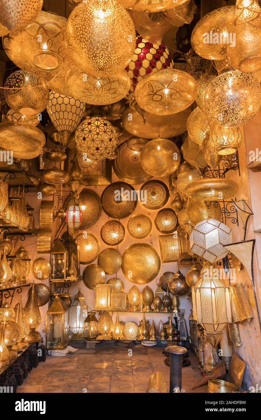 Lámparas colgantes de estilo marroquí en el mercado de la medina. Lámparas  y tiendas de recuerdos, Marrakech. Mercado tradicional marroquí, Marruecos  en África. Tienda en Ma Fotografía de stock - Alamy