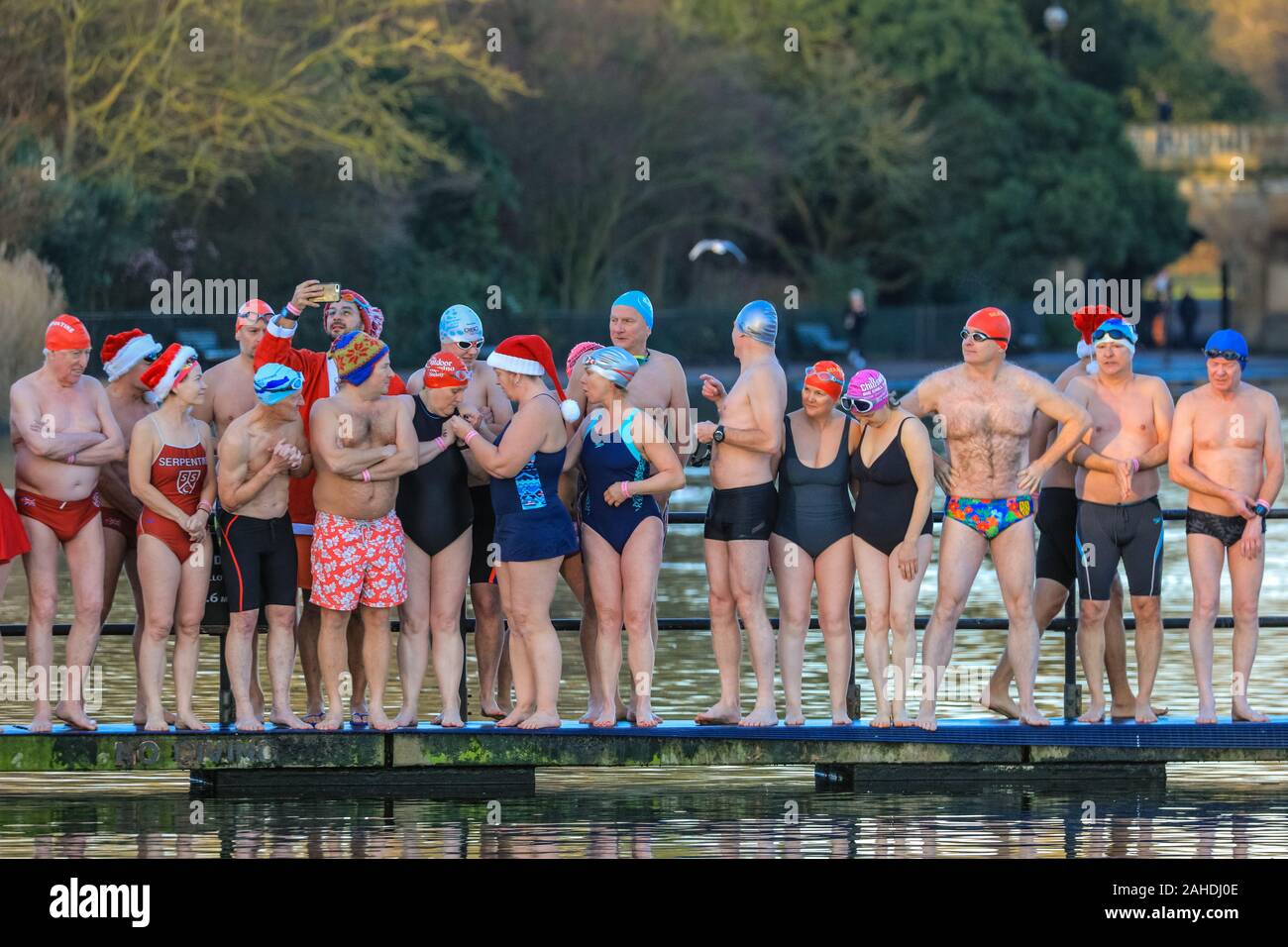 El día de Navidad nadadores en el pontón antes de la tradicional carrera de natación para los 'Peter Pan' en la Copa Club Natación Serpentine en Hyde Park, Londres Foto de stock