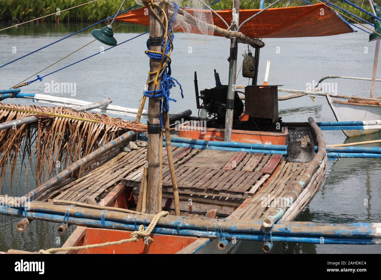 Outrigger bankas, tradicionales barcos de madera utilizada por los pescadores artesanales en las Filipinas Foto de stock