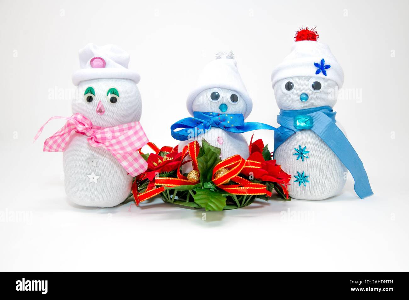 Tres hechos a mano muñecos de nieve hechos de calcetines blancos Fotografía  de stock - Alamy