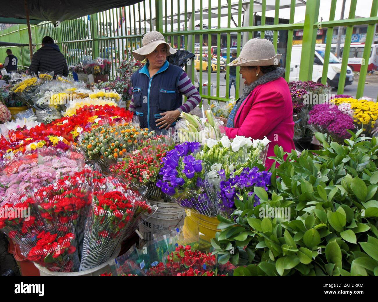 Flores para la venta en el mercado de Paloquemao, en Bogotá, Colombia  Fotografía de stock - Alamy