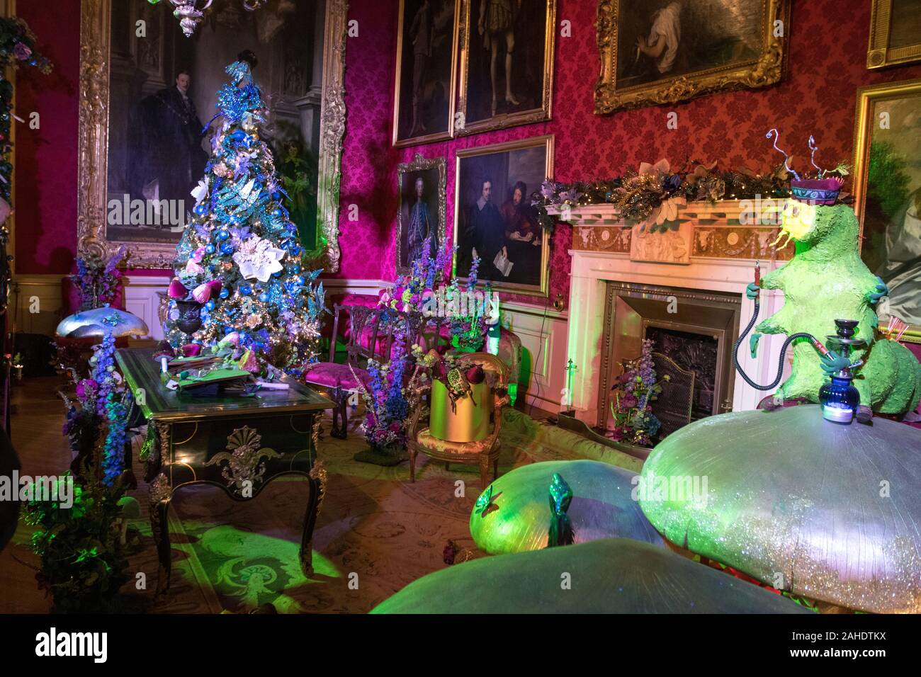 Salón decorado para la Navidad en el Palacio de Blenheim en Inglaterra. Fue el lugar de nacimiento de Sir Winston Churchill. El Primer Ministro del Reino Unido. 1940-45 Foto de stock