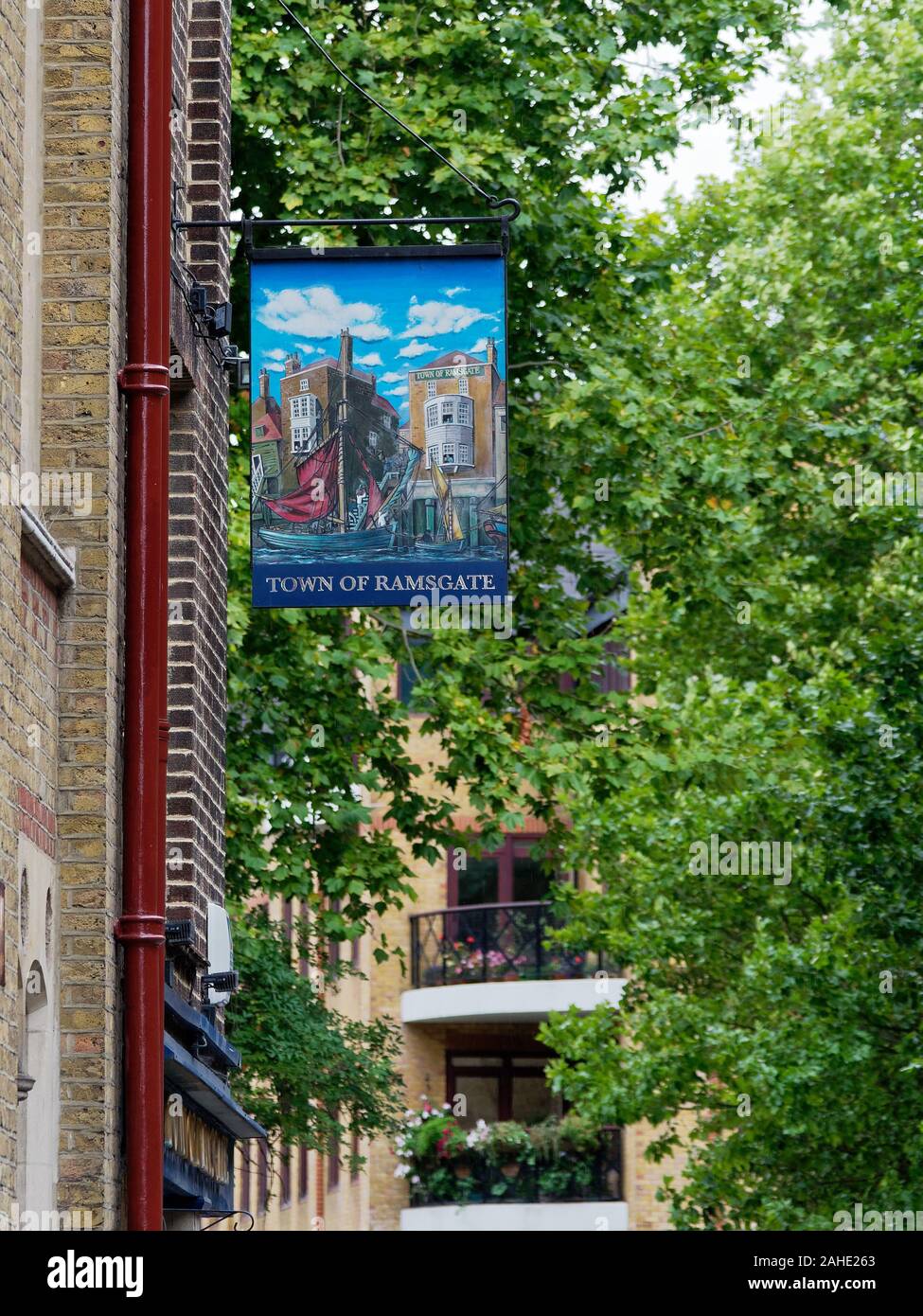 Signo de la 'Ciudad de Ramsgate' pub histórico en Wapping, Londres, Reino Unido. Foto de stock