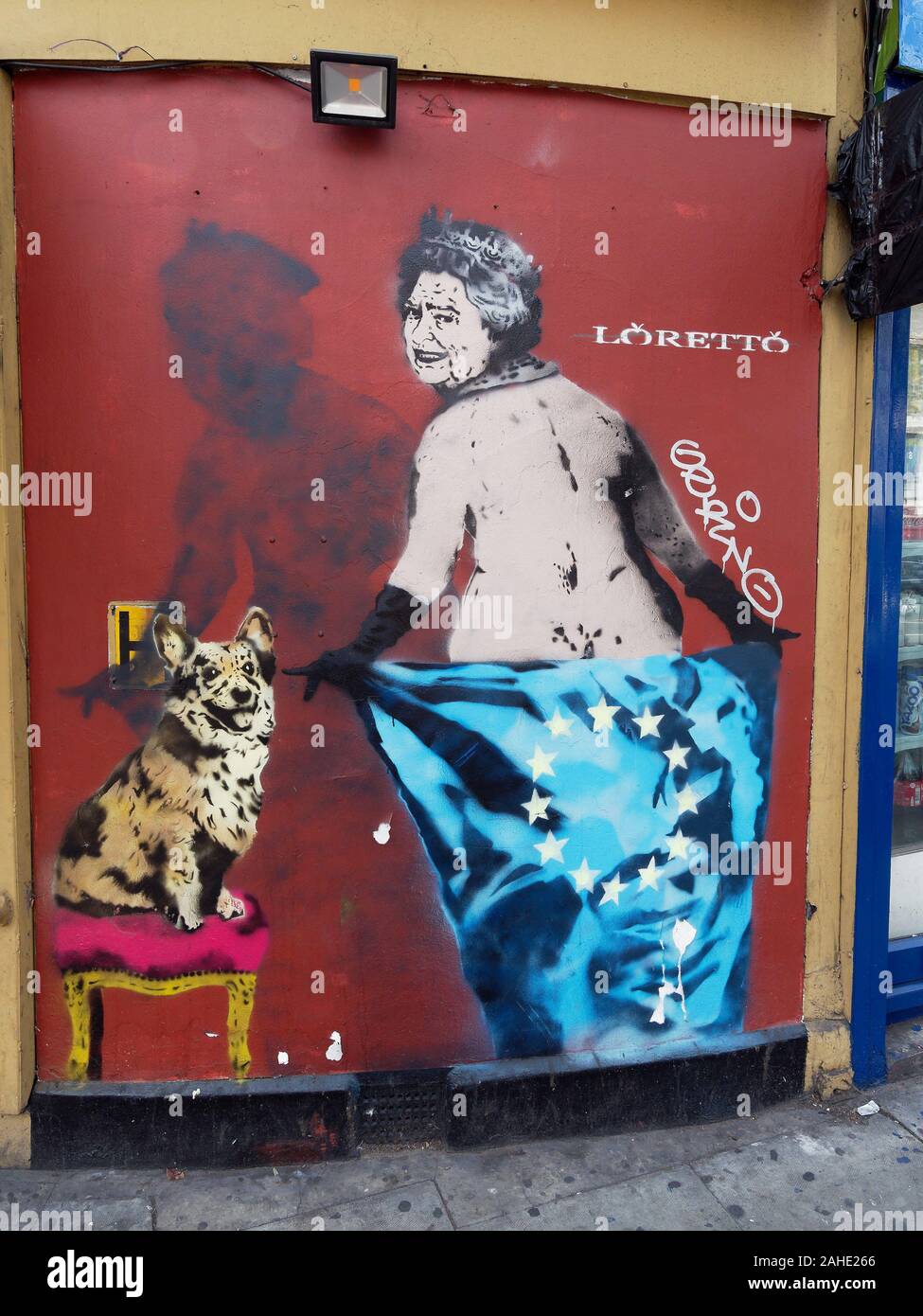 Graffiti arte callejero satírico con la reina Isabel II, corgie y bandera de la UE. Foto de stock
