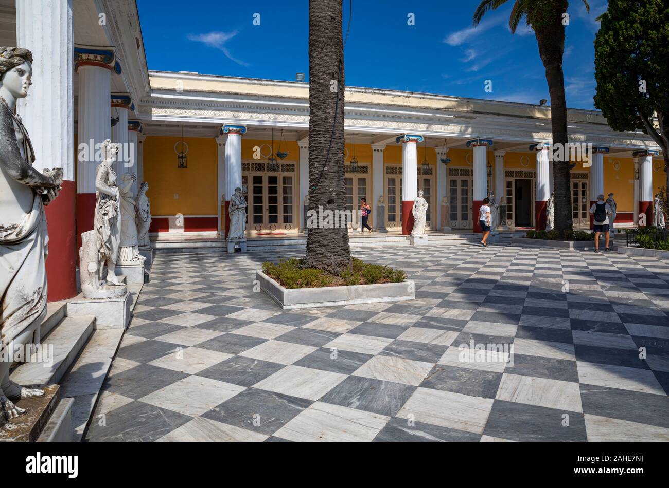 Patio De Los Muses, Achilleion Palace, Corfú, Grecia Foto de stock