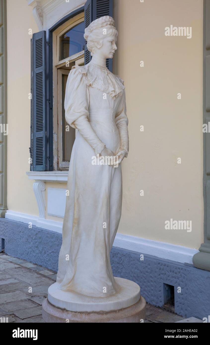 Estatua De Kaiserin Elisabeth Von Osterreich Emperatriz De Austria En El Palacio De Achilleion, Corfú, Grecia Foto de stock