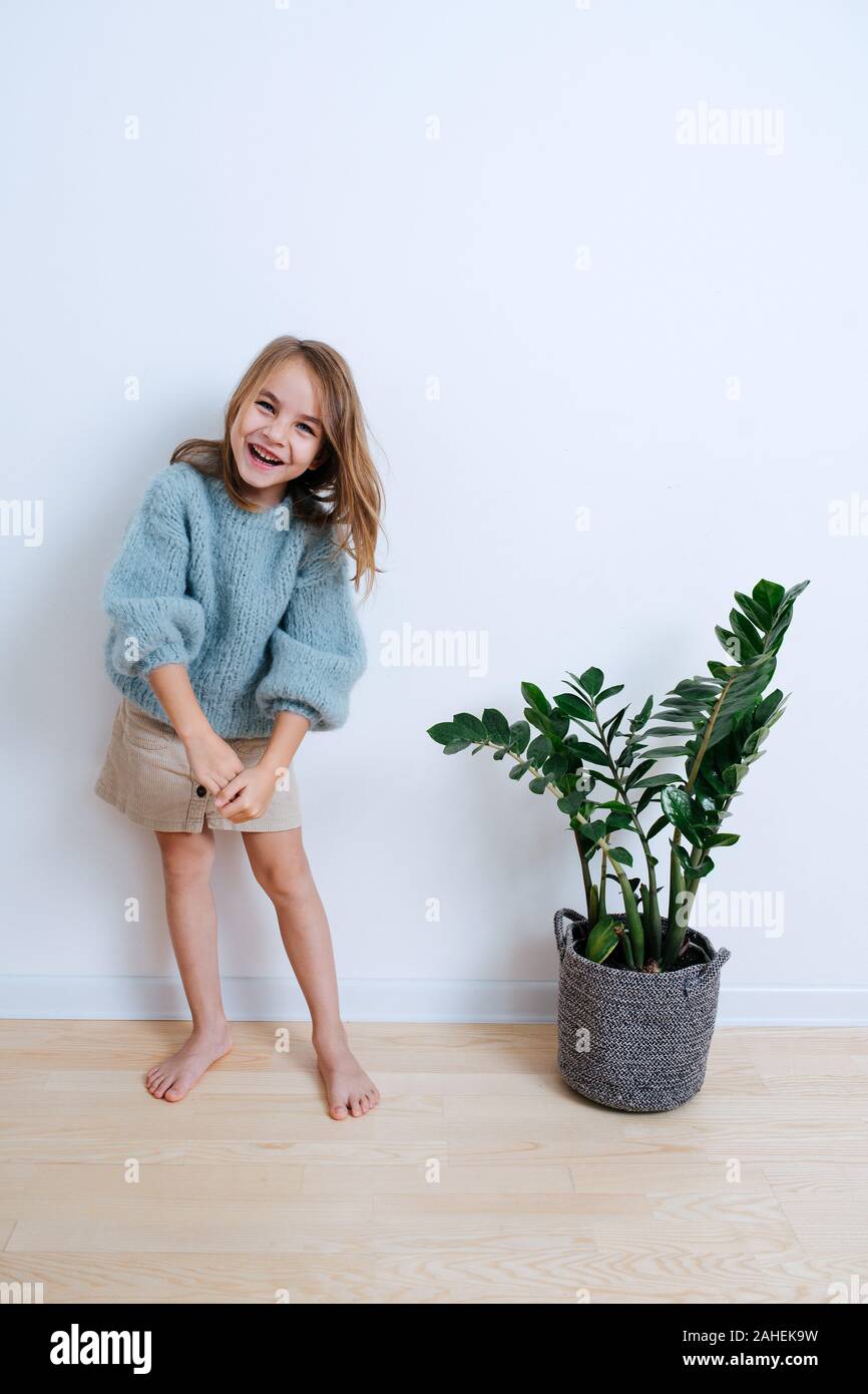 Little girl barefoot fotografías e imágenes de alta resolución - Alamy