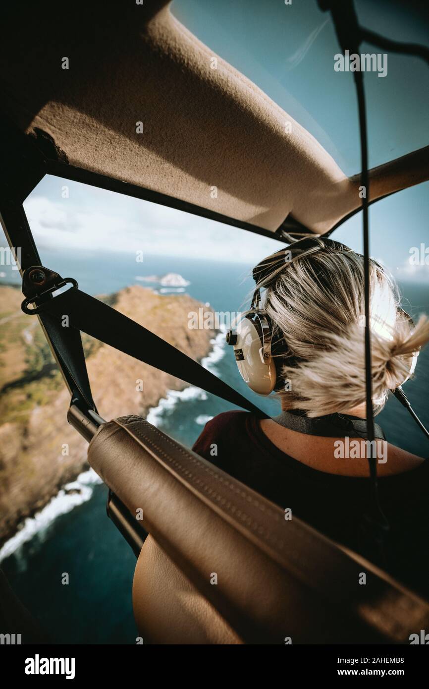 Abra la puerta del vuelo de un helicóptero con la mujer disfrutando de la vista Foto de stock