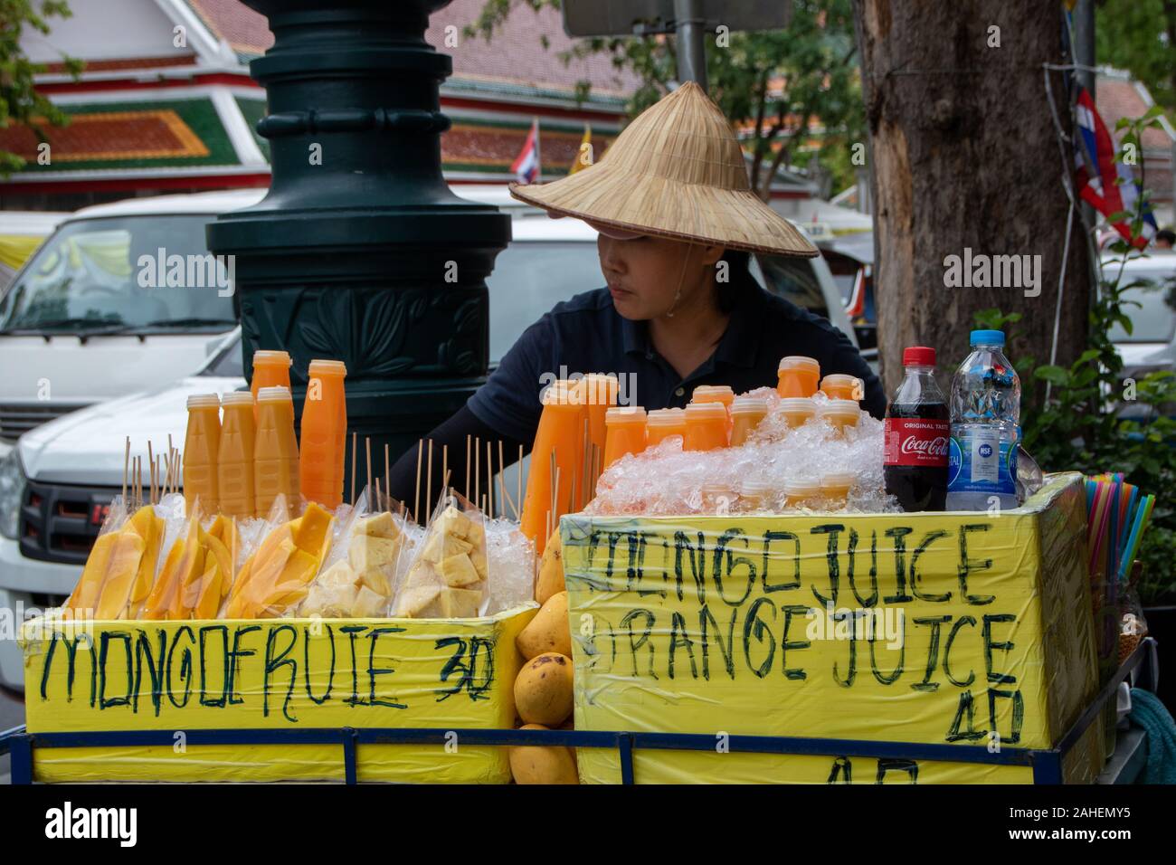 Mujer Vendiendo Mango Fotos e Imágenes de stock - Alamy