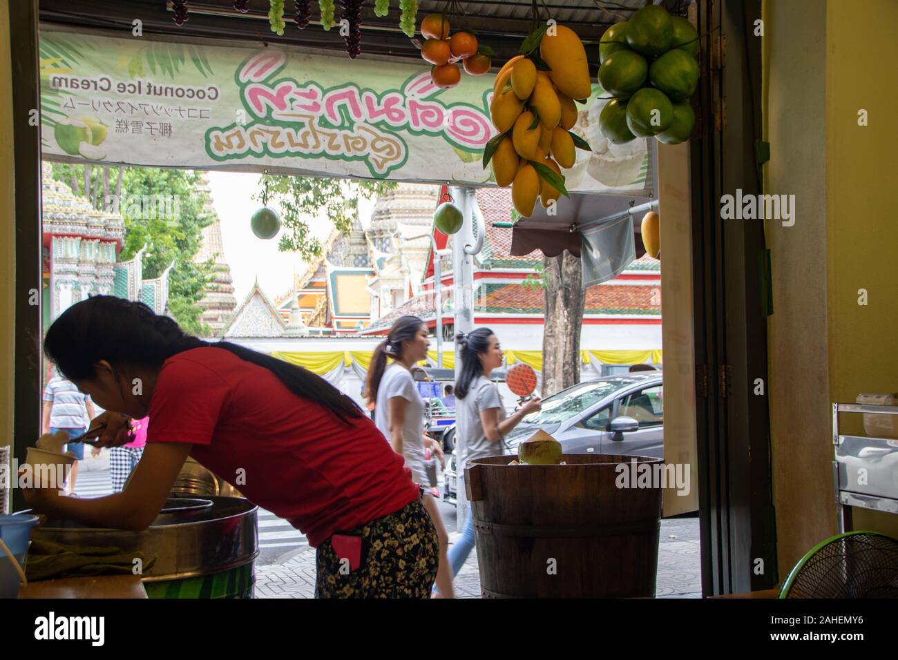 En Bangkok - Tailandia Agosto 2019 - mujer vendiendo mango, coco y piña batidos postres helados Fotografía de stock Alamy