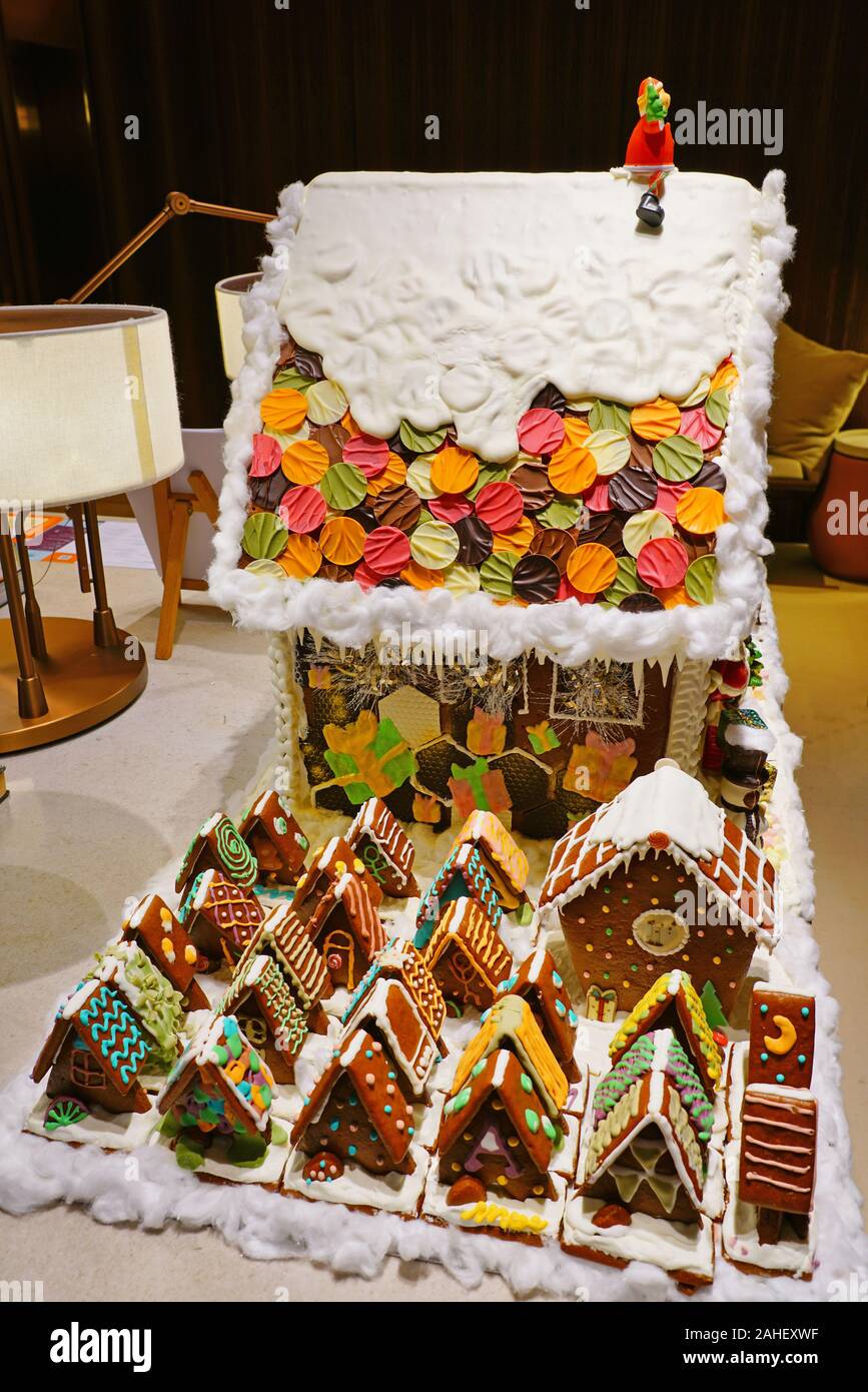 Una galleta de jengibre Casa Navidad decorado con coloridos dulces para las  fiestas Fotografía de stock - Alamy