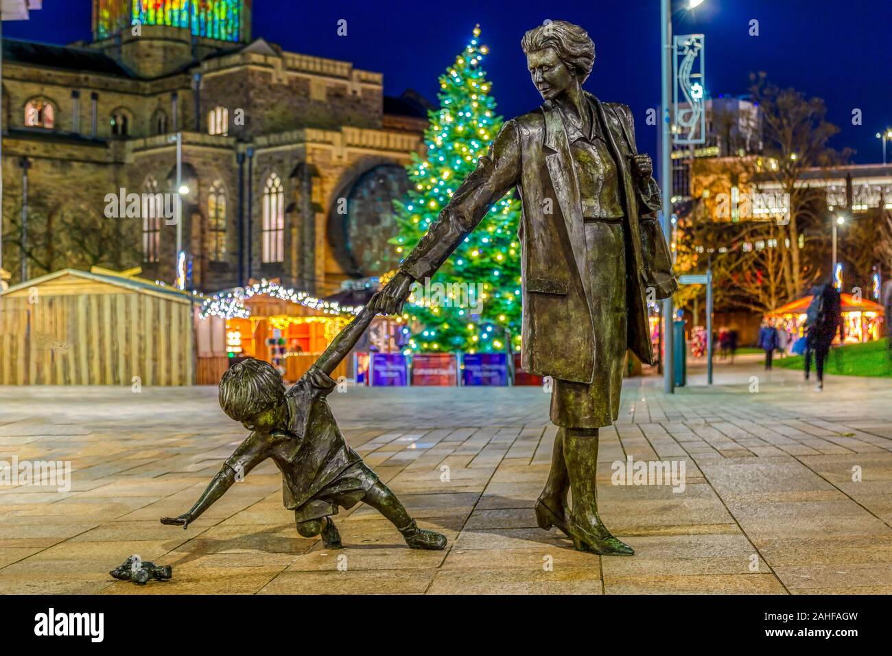 La abuela y el niño en la Plaza de la Catedral, Blackburn en el tiempo de Navidad. Situado enfrente de la estación de ferrocarril de Blackburn Foto de stock