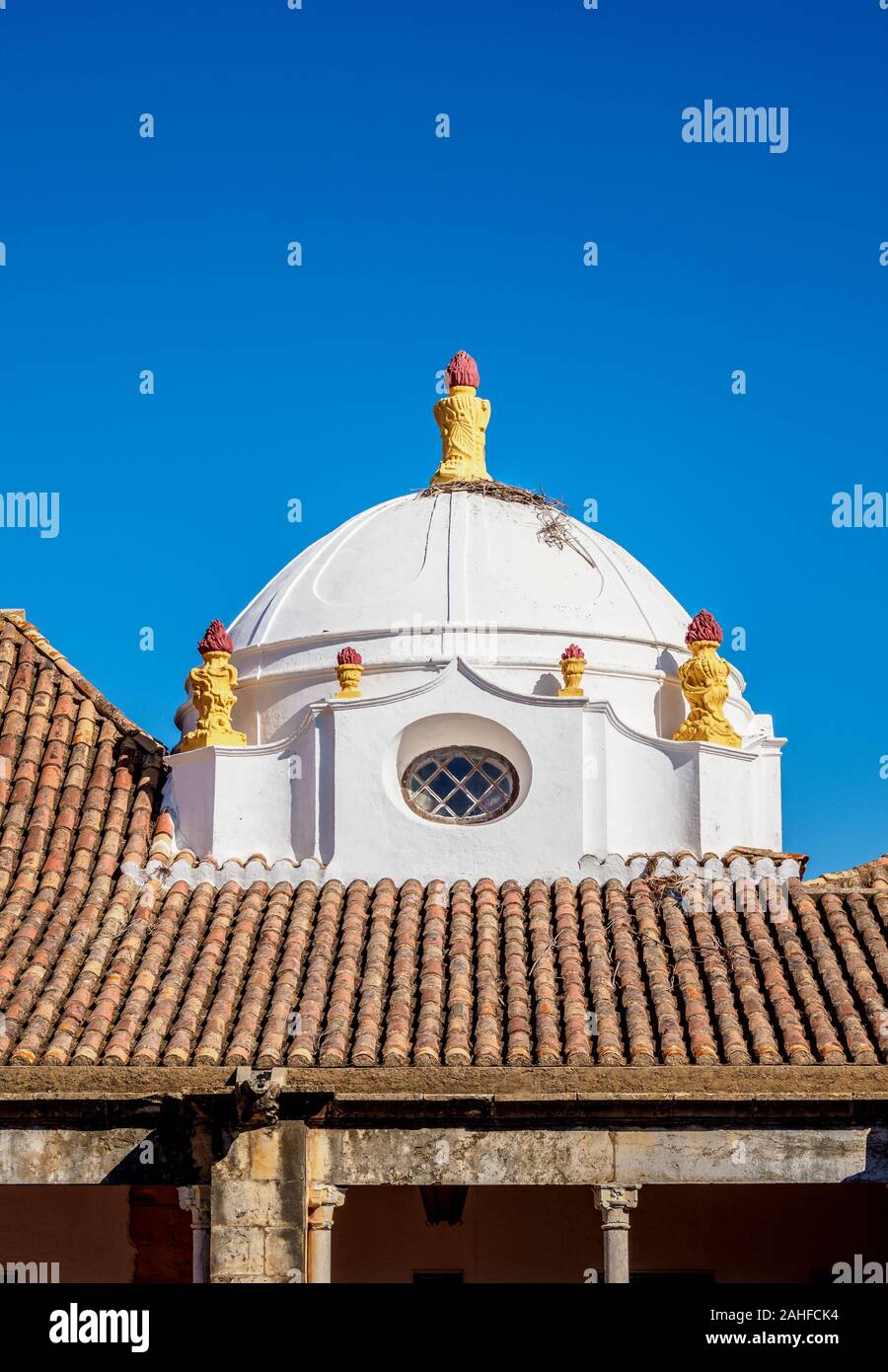Claustro del monasterio de Nossa Senhora da Assuncao, Faro, Algarve, Portugal Foto de stock