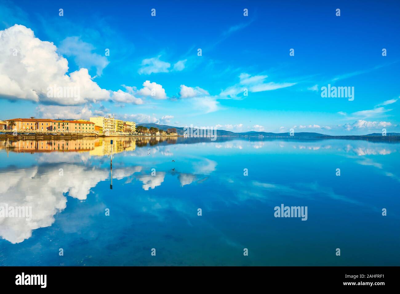 Pequeña ciudad de Orbetello, lago y laguna panorama, Argentario, Italia Europa Foto de stock