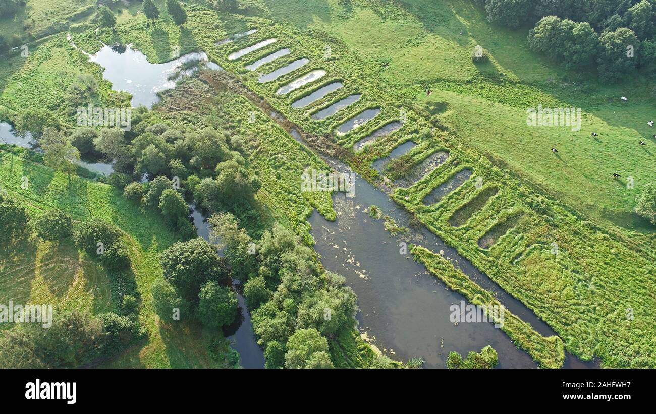 Estanques de peces abandonados (piscifactoría) en Vejle Å (río Vejle) en Dinamarca, verano de 2019 Foto de stock